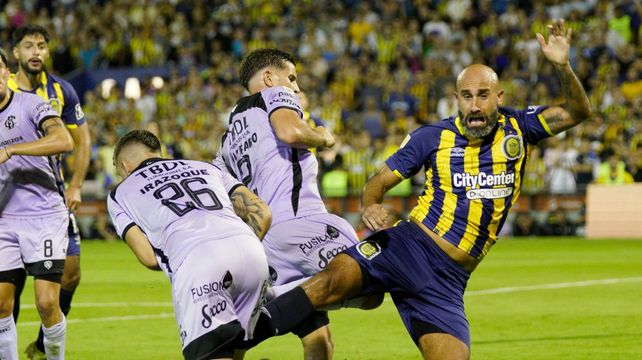 Carlos Quintana aparece incoordinado en el cierre del último partido local en el Gigante