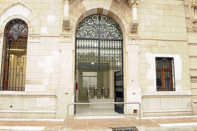 Bonfatti inaugura el nuevo ingreso para el personal de Casa de Gobierno