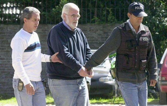Encausado. Carrascosa siendo trasladado por policías del Servicio Penitenciario Bonaerense.