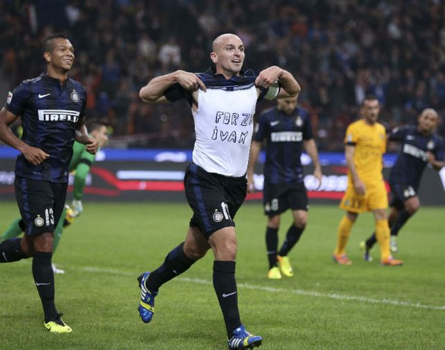 A puro festejo. El Cuchu Cambiasso festeja el tercer tanto de los interistas.