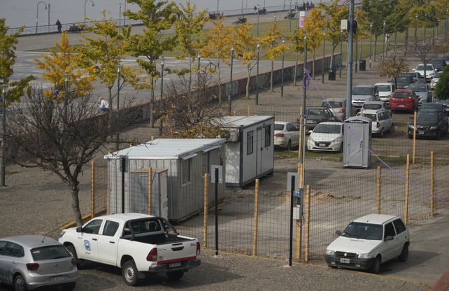 El obrador, en el estacionamiento del complejo cultural, anuncia el comienzo de las obras del Parque de España.
