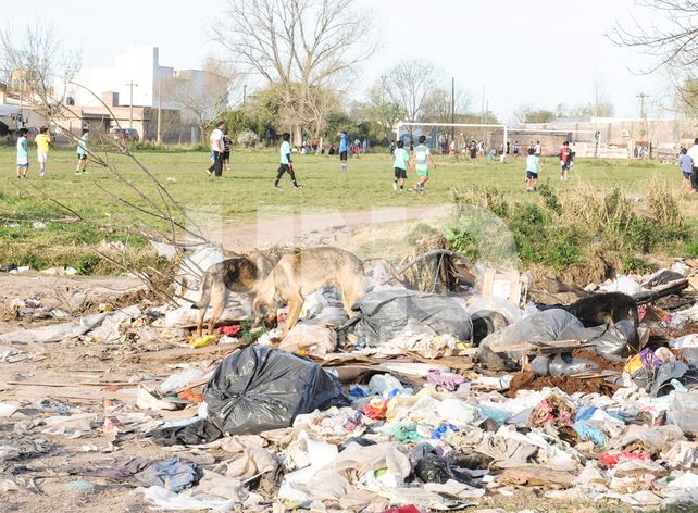 ¿Y la calle?: la basura y los líquidos cloacales coparon Padre Genesio