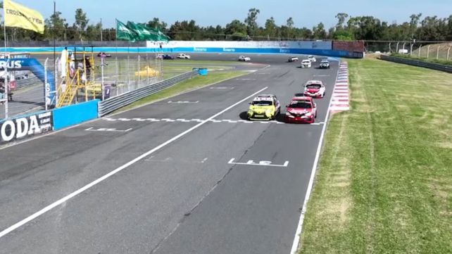 Así llegaron a la meta. Borgiani le gana a Beitiía por la trompa. Estaba tercero dos curvas antes y ganó una serie magnífica. El casildense volvió con todo.