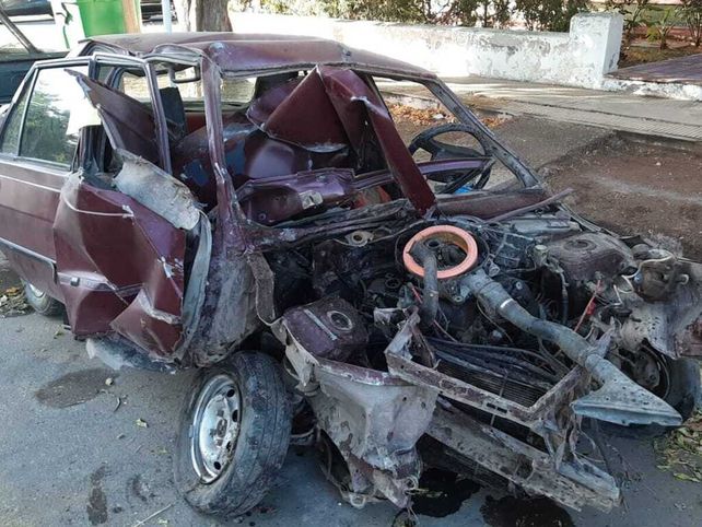 Así quedó el Renault 9 que protagonizó el impactante siniestro vial.
