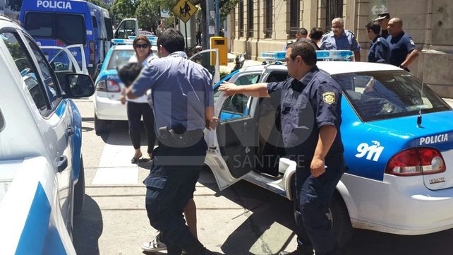 Detuvieron a dos mujeres que quisieron asaltar a una joven frente a la cancha de Colón