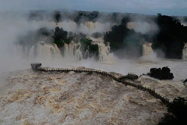 Las Cataratas tienen 10 veces más caudal de agua que lo habitual