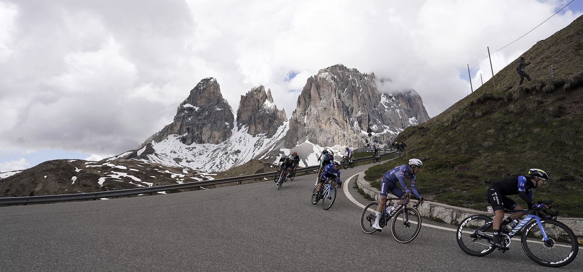 Un grupo de ciclistas desciende por el paso de Sella durante la 17ma etapa del Giro de Italia desde Selva di Val Gardena hasta Passo Brocon, Italia, el miércoles 22 de mayo de 2024. (Fabio Ferrari/LaPresse vía AP) Un grupo de ciclistas desciende por el paso de Sella durante la 17ma etapa del Giro de Italia desde Selva di Val Gardena hasta Passo Brocon, Italia, el miércoles 22 de mayo de 2024. (Fabio Ferrari/LaPresse vía AP)