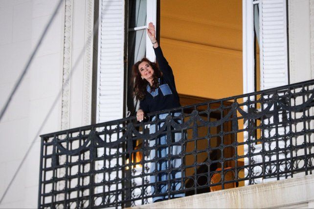 Cristina Kirchner salió al balcón de San José 1111 para saludar a la militancia.