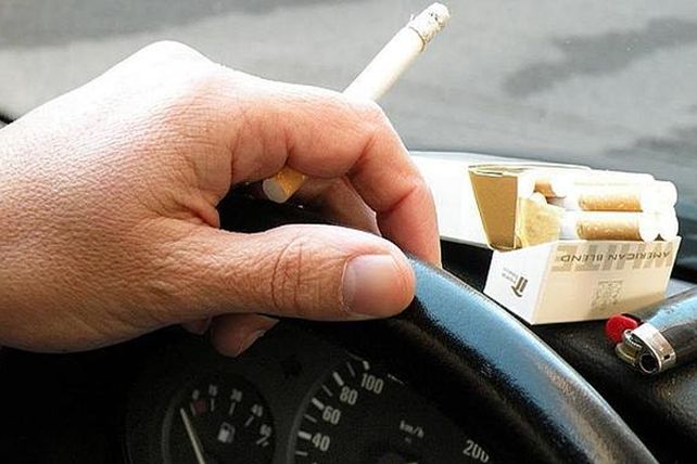 Proponen sancionar a los conductores que fumen y manejen