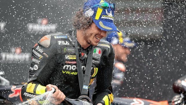 El italiano alcanzó su primer victoria en la categoría reina del motociclismo mundial.