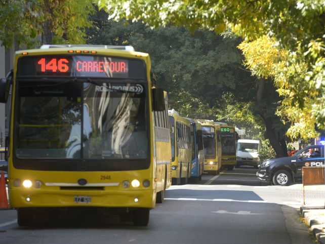 Los choferes no cobraron y esta noche vuelven a parar los colectivos