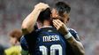Lautaro Martínez se abraza con Leo Messi después de poner el 2 a 1 para Argentina ante Inglaterra.&nbsp;