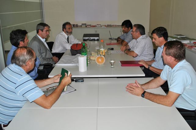 Ciancio y López con sus equipos técnicos durante el encuentro realizado en Rafaela.