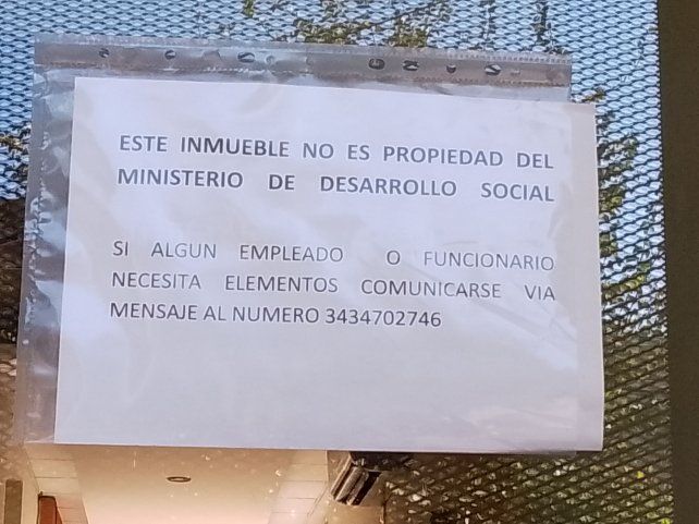 UNO constató que el lugar donde funcionaba ya no se encuentra en funcionamiento para ninguna dependencia estatal. En puertas y ventanas se encuentra este cartel.Fotografía: Camila Gomez/UNO
