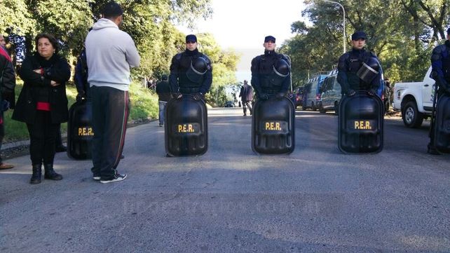 En medio de un fuerte operativo policial desalojan a una familia en calle Churruarín