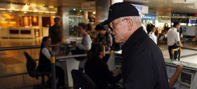 El obispo Williamson agredi&oacute; a un periodista en Ezeiza al dejar el pa&iacute;s
