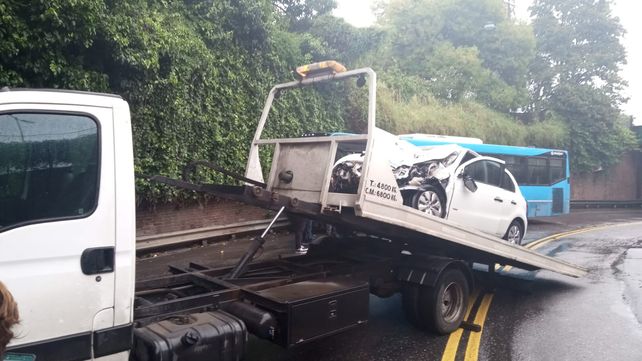 El auto que chocó contra un ómnibus de la línea 134 en el túnel Celedonio Escalada fue retirado del lugar por una grúa