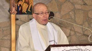 El sacerdote Lahoz dando misa. Fue un ser muy apreciado y valorado en Chubut.&nbsp;