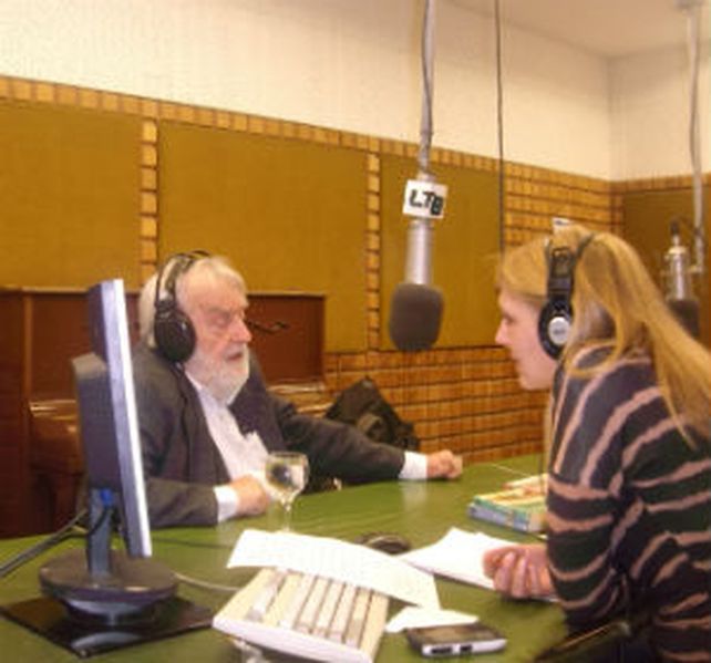 Osvaldo Bayer en el estudio de La Ocho junto a Sabrina Nardi.
