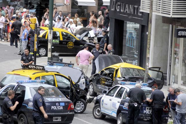Capital: un muerto y 5 heridos al ser atropellados por un taxi en contramano