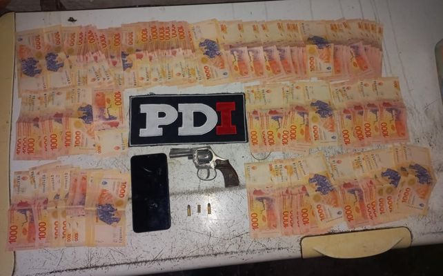 En la vivienda donde se concretaron las detenciones se secuestró un arma de fuego y una importante suma en efectivo.&nbsp;