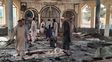 MUERTE Y DESTROZO. Interior de la mezquita de la ciudad de Kunduz en la que tuvo lugar la explosión.