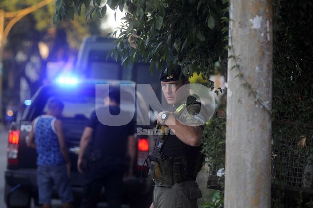 Requisas y allanamientos. En la ciudad la policía secuestra un promedio de dos armas por día.