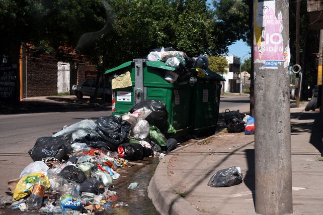 Desde el Ejecutivo reconocieron dificultades en la prestación del servicio. Los problemas se agudizan por el escaso reciclaje de basura en los domicilios. (Celina Mutti Lovera / La Capital)