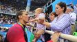 Con las medallas en el cuello, Phelps saludó a su muejr y su hijo.