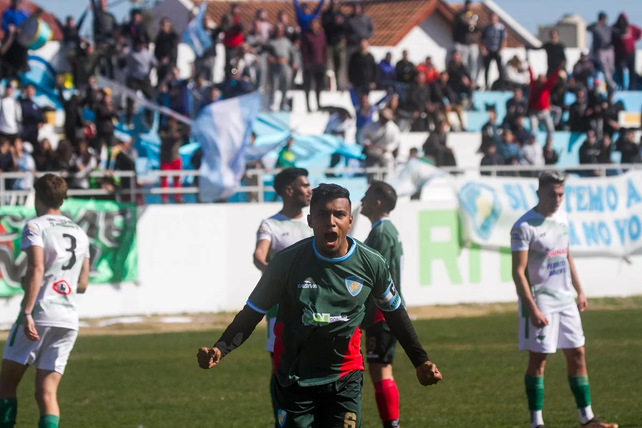 Jamal Bhuyan festeja su gol en el debut con la camiseta de Sol de Mayo en su primer partido en el fútbol argentino.