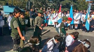 El indignante video de alumnos recreando los fusilamientos de la dictadura en un acto escolar