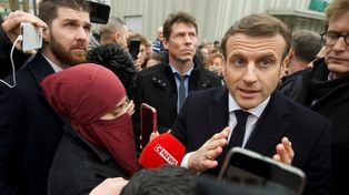 Macron quiso saludar a un ciudadano y éste le devolvió una bofetada