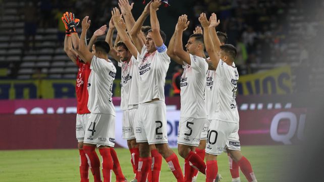Aplausos. El plantel charrúa &nbsp;tuvo coraje y dignidad para enfrentar a los xeneizes. Los dirigidos por Juan Rossi hicieron un gran partido en el estadio Mario Alberto Kempes.&nbsp;