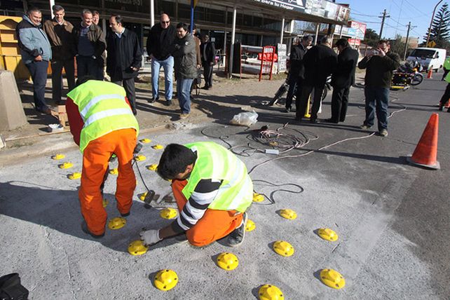 Nuevos reductores de velocidad en la renovada avenida Blas Parera