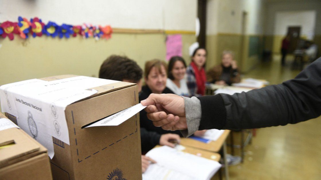 Ya se vota en las escuelas