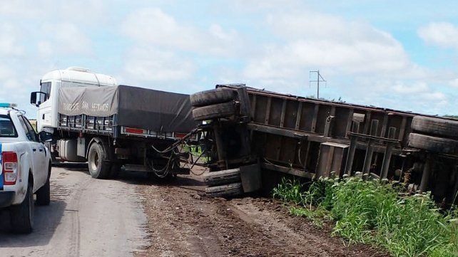 Un camión cargado con yeso proveniente de Piedras Blancas volcó su acoplado en la ruta provincial 7. El camionero es oriundo de María Grande