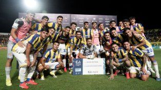 Los futbolistas de Central celebran, cheque en mano, el pase a los 16avos de final en la Copa Argentina.