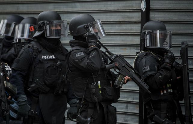 Comandos. Los  militares que asaltaron el departamento en Saint Denis.