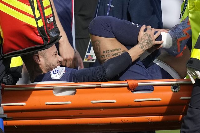 El brasileño Neymar se pierde el resto de la temporada por una operación