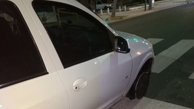 Manejaba el auto sin cubiertas, lo paró Tránsito y estaba borracho