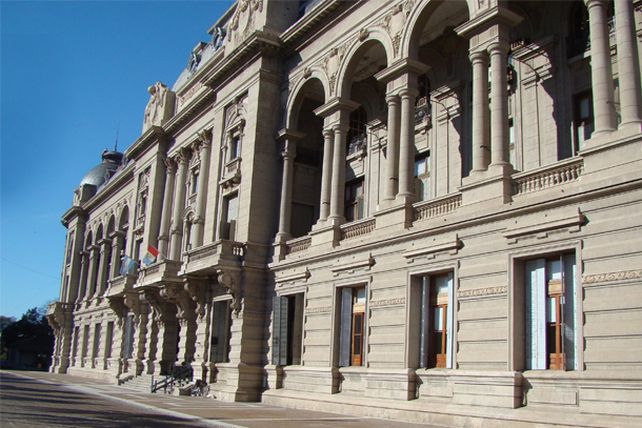 Bonfatti promulgó ley que permite mejorar la jubilación a los cesanteados en la dictadura