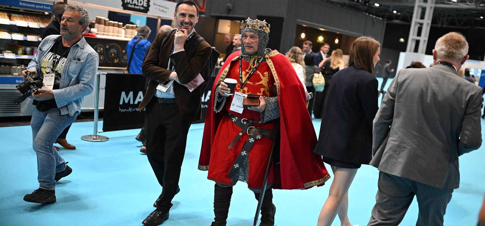Un delegado con un traje de cota de malla asiste al segundo día de la conferencia anual del partido Reform UK en el NEC, Birmingham, Reino Unido. Fotografía: Oli Scarff/AFP/Getty Images