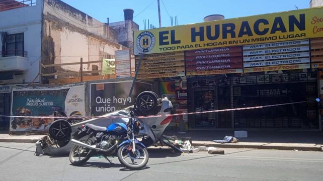 Volcaron de madrugada cerca de la Terminal y el auto quedó abandonado