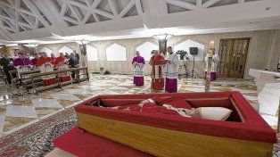 El velatorio con el féretro del papa Francisco en Santa Marta