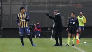 En cancha de Riestra, Juan Giménez recibe indicaciones de Russo, a quien destacó por el apoyo brindado.