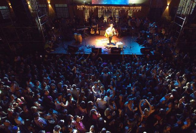 Coti ofreció un recital a beneficio de los inundados en Concordia