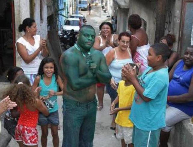 Un hombre hulk brasileño no consigue volver a su piel normal