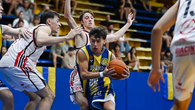 Simón Martoccia intenta penetrar la zona de Argentino de Marcos Juárez. Central estuvo cerca.