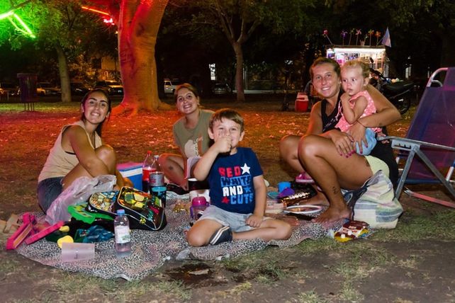El picnic nocturno es una propuesta que se extiende en todos los parques de Rosario.