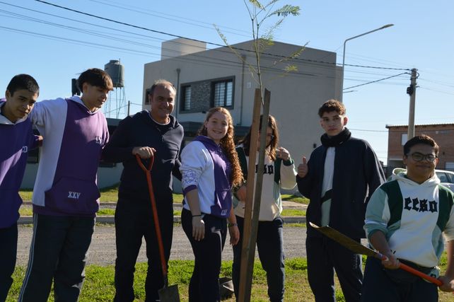Las jornadas de forestación cuentan con el apoyo de voluntarios y vecinos que se suman activamente a la iniciativa.